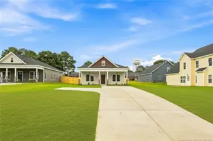 802 Holmes St, Clinton, NC 28328 - Photo 1