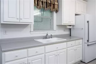 401 W Brocklyn St, Benson, NC 27504 - Photo 11