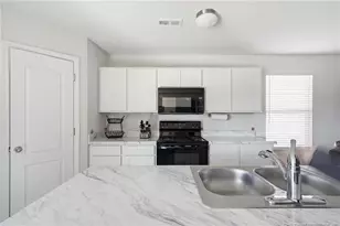 913 Sapphire Stone Ln, Hope Mills, NC 28348 - Photo 11