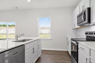 285 Maddox Dr, Aberdeen, NC 28315 - Photo 5