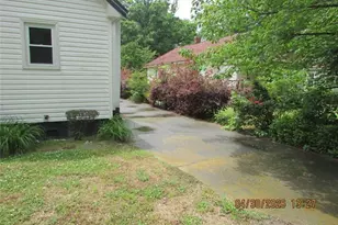 215 E Maple St, Mount Olive, NC 28365 - Photo 3