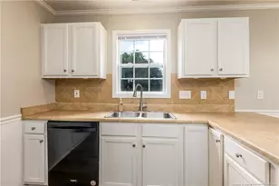 300 Pageant Ct, Hope Mills, NC 28348 - Photo 9