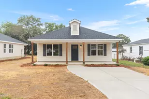 229 E Washington St, Coats, NC 27521 - Photo 1
