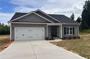 600 Cypress St, Roseboro, NC 28382 - Photo 1