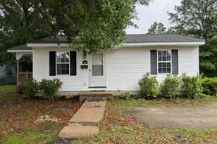 902 E 13th St, Lumberton, NC 28358 - Photo 1