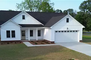 469 E Poplar St, Bladenboro, NC 28320 - Photo 1
