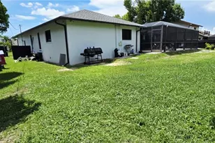 933 SW Santa Barbara Pl, Cape Coral, FL 33991 - Photo 31