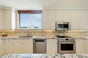 14813 Laguna Dr, Fort Myers, FL 33908 - Photo 11