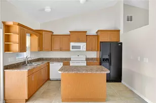 1402 Acacia Ave, Lehigh Acres, FL 33972 - Photo 9