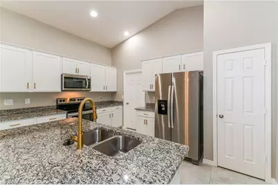 914 NE 13th Pl, Cape Coral, FL 33909 - Photo 5