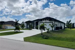 528 Jacaranda Pkwy E, Cape Coral, FL 33909 - Photo 11