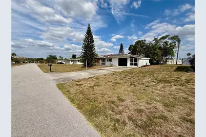 320 Hollywood St, Lehigh Acres, FL 33936 - Photo 3