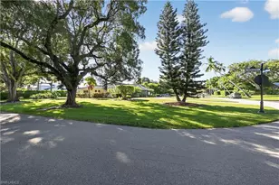 690 Murex Dr, Naples, FL 34102 - Photo 9