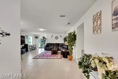 927 SE 5th Ct, Cape Coral, FL 33990 - Photo 5