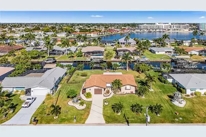 425 Pinecrest Ct, Cape Coral, FL 33904 - Photo 1