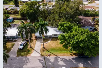 2085 E Tobago Cir, Fort Myers, FL 33905 - Photo 3