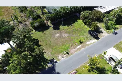 12135 Hibiscus Dr, Fort Myers, FL 33908 - Photo 11