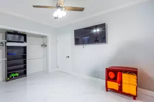 7345 N Oakmont Dr, Hialeah, FL 33015 - Photo 11