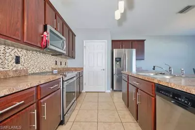 135 SW 31st St, Cape Coral, FL 33914 - Photo 7