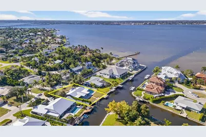 541 Bayside Dr, Fort Myers, FL 33919 - Photo 1