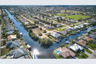 201 SW 40th St, Cape Coral, FL 33914 - Photo 9