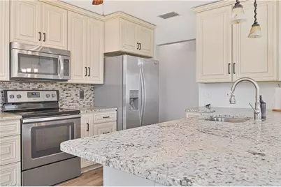 9201 Marigold Ct, Fort Myers, FL 33919 - Photo 15