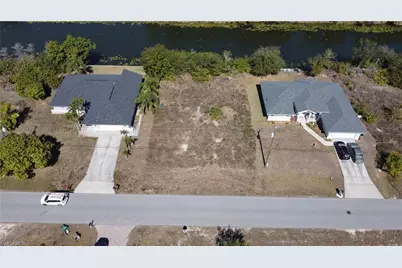 425 NW 5th Ter, Cape Coral, FL 33993 - Photo 3