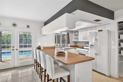 916 SE 31st Ln, Cape Coral, FL 33904 - Photo 3