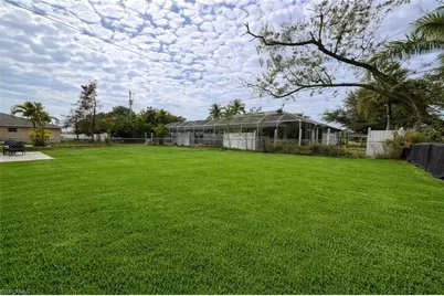 1718 SW Santa Barbara Pl, Cape Coral, FL 33991 - Photo 17