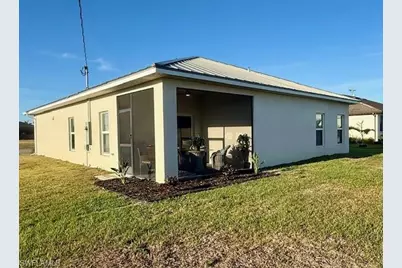 246 NE 10th Pl, Cape Coral, FL 33993 - Photo 23