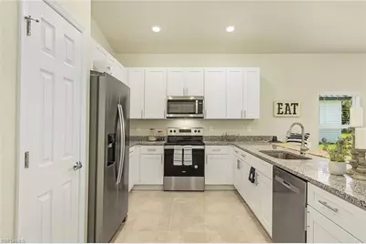 246 NE 10th Pl, Cape Coral, FL 33993 - Photo 9