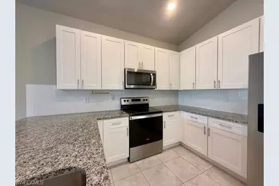 246 NE 10th Pl, Cape Coral, FL 33993 - Photo 11