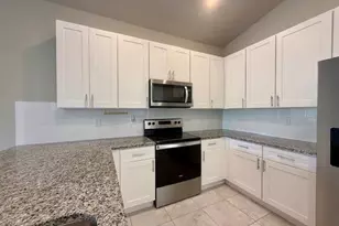 246 NE 10th Pl, Cape Coral, FL 33993 - Photo 11