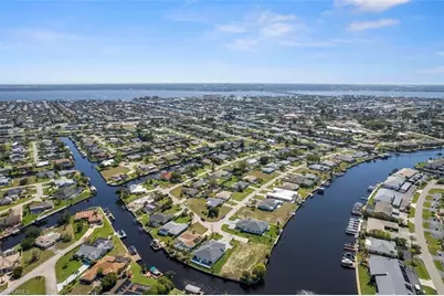 1105 SE 38th St, Cape Coral, FL 33904 - Photo 9