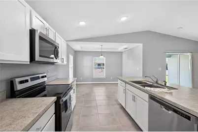 2925 NE 4th Pl, Cape Coral, FL 33909 - Photo 11