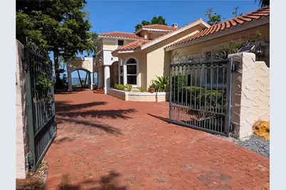 2878 Valencia Way, Fort Myers, FL 33901 - Photo 3