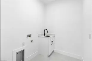 1102 NE 4th Pl, Cape Coral, FL 33909 - Photo 11