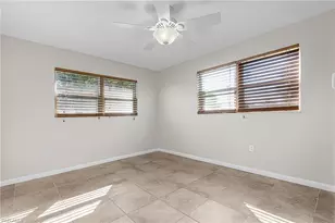 910 SE 15th St, Cape Coral, FL 33990 - Photo 5