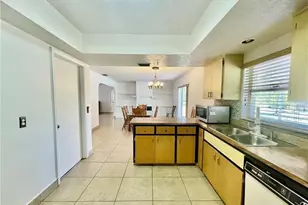 922 SE 26th Terrace, Cape Coral, FL 33904 - Photo 5