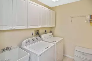 1401 McGregor Park Cir, Fort Myers, FL 33908 - Photo 9