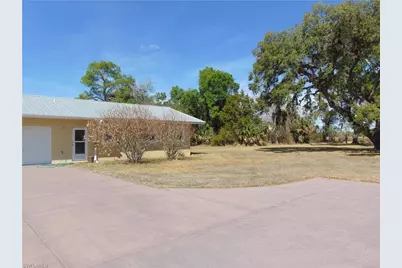 1092 Riverbend Dr, Labelle, FL 33935 - Photo 3