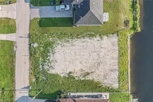 2017 NE 10th Pl, Cape Coral, FL 33909 - Photo 11