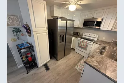 201 Captains Walk, North Fort Myers, FL 33917 - Photo 3