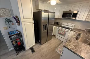 201 Captains Walk, North Fort Myers, FL 33917 - Photo 3