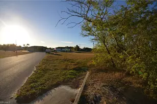 1001 NE 5th Pl, Cape Coral, FL 33909 - Photo 5