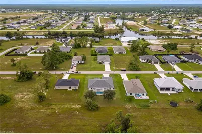 1718 NE 40th Ln, Cape Coral, FL 33909 - Photo 45