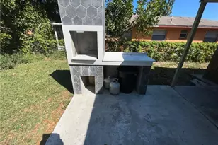 610 SE 13th Ct, Cape Coral, FL 33990 - Photo 17