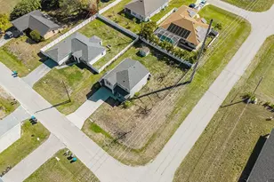 2719 NE 6th Pl, Cape Coral, FL 33909 - Photo 3