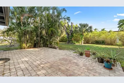 1320 Miracle Ln, Fort Myers, FL 33901 - Photo 19