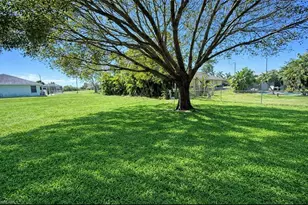 2010 NE 13th Pl, Cape Coral, FL 33909 - Photo 27